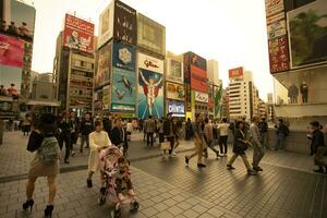 Osaka Japan - 8 november 2018 groot aantal van toerist attractie naar dotonbori plein plaats van glico merk banier teken ,dotonbori kanaal is een van meest populair boodschappen doen bestemming in Osaka foto