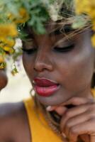 portret van een jonge zwarte vrouw, modemodel foto