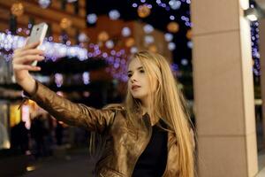 vrouw glimlachen in de nacht tegen avond lichten bokeh foto