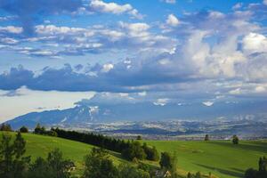 mooi platteland. met gras begroeid velden en heuvels in de Tatra. foto