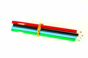een groep van gekleurde potloden gebonden samen met een draad foto