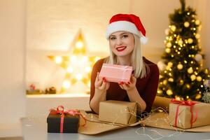 detailopname Aan tafel waar vrouw maken Kerstmis decoraties. bovenste visie foto