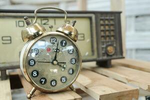 een klassiek alarm klok dat nog steeds toepassingen een klok net zo een charmant ronde alarm klok foto