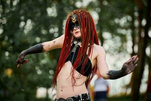 mythologisch dansen meisje faun Aan groen gazon in openbaar park buitenshuis kunst dansen evenement foto