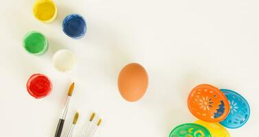 Pasen ei, verven, borstels en stencils voor tekening Aan een wit achtergrond. foto