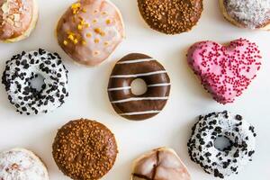 donuts met kleurrijk suikerglazuur Aan een wit achtergrond. foto