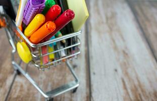 schrijfbehoeften in een boodschappen doen kar. kopiëren ruimte. terug naar school- foto