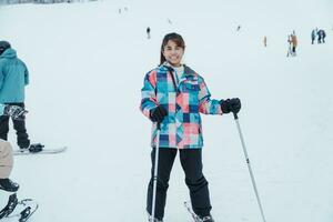 jong vrouw spelen ski in winter seizoen. sneeuw winter werkzaamheid concept foto