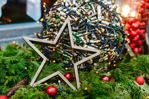 Kerstmis decoratie in de winkel, winter straat markt in Europa foto