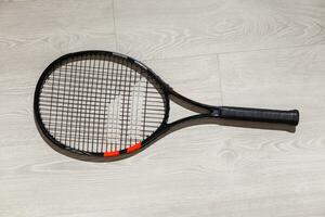 tennis concept met de ballen en racket foto