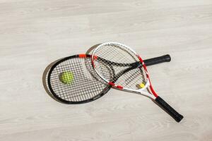 tennis concept met de ballen en racket foto