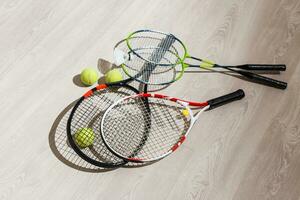 tennis concept met de ballen en racket foto