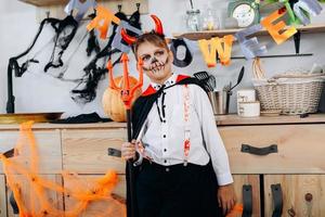 jongen die in kostuum staat en dromerig uitkijkt - halloween concept foto