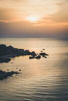 spectaculair zonsondergang in de avond in baai Oppervlakte met zon stralen reflecterend in water foto