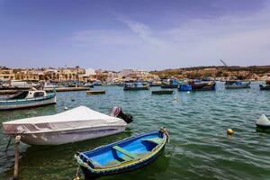 marsaxlokk, Malta - juni 22, 2019 - klein kleurrijk boten Aan de grens van klein visvangst dorp foto