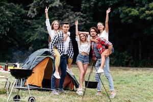 vrienden in het kamp veel plezier met het kijken naar de camera foto