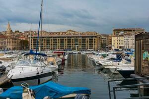 marseille, Frankrijk - nov 12, 2021 - wit boten in de oud haven van Marseille gedurende een bewolkt dag foto