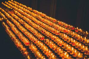 honderden van kaarsen in de kerk dichtbij omhoog foto