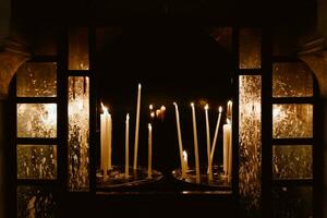 kaarsen in een donker kamer wezen gewaxt glas foto