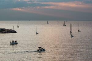 spectaculair zonsondergang in middellandse Zee zee foto