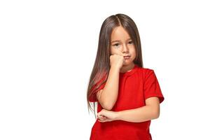 heel verdrietig beledigd meisje in rood t-shirt foto