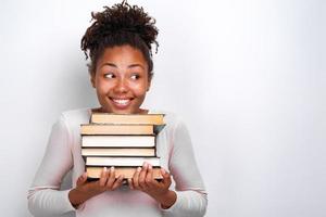 portret van gelukkig nerd jong meisje met boeken op een witte achtergrond. terug naar school
