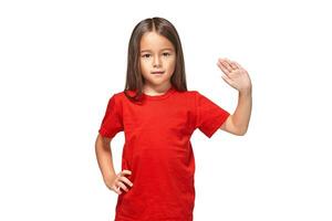 meisje in rood t-shirt shows haar hand- met 5 vingers foto