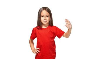 meisje in rood t-shirt shows haar hand- met 5 vingers foto