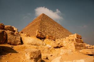 beroemd Egyptische piramides van gizeh. landschap in Egypte. piramide in woestijn. Afrika. zich afvragen van de wereld foto