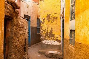 kleurrijk buitenkant muur van een nubisch huis in Egypte. typisch Afrikaanse dorp huizen facade. middeleeuws straat. foto