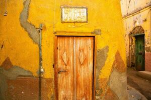 kleurrijk buitenkant muur van een nubisch huis in Egypte. typisch Afrikaanse dorp huizen facade. middeleeuws straat. foto