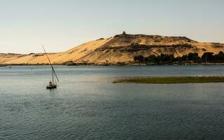 Nijl de het langst rivier- in Afrika. primair water bron van Egypte. landschap met Doorzichtig water rivier. foto