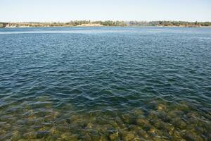 Nijl de het langst rivier- in Afrika. primair water bron van Egypte. landschap met Doorzichtig water rivier. foto