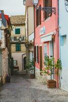 sirolo is een pittoreske stad- gelegen langs de adriatisch kust in de Marche regio van Italië. bekend voor haar verbijsterend stranden, Doorzichtig blauw wateren, en charmant historisch centrum. foto