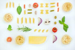 ingrediënten voor Koken pasta Aan een wit achtergrond. vlak leggen. foto