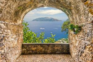 rots balkon met uitzicht Sorrento schiereiland gezien van driekwartsbroek, Napels, Italië foto