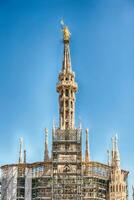 gouden Madonna standbeeld Aan top van Milaan kathedraal, Italië foto