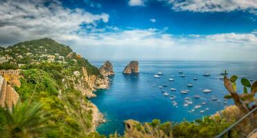 visie over- jachthaven piccola en faraglioni, iconisch oriëntatiepunten, driekwartsbroek, Italië foto