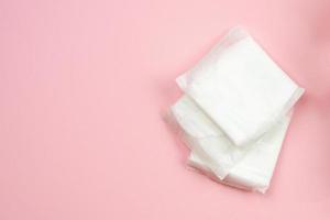 vrouw pads liggend op roze achtergrond. vrouw hygiëne bescherming sanitair foto