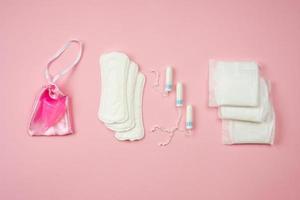 vrouw pads, tampons en menstruatiecup liggend geïsoleerd op roze achtergrond. concept vrouw bescherming foto