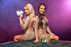 mooi meisjes met een perfect kapsels en helder bedenken zijn poseren staand Bij een het gokken tafel. casino, poker. foto