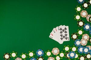 poker. banier sjabloon lay-out mockup voor online casino. groen tafel, top visie Aan werkplek. foto