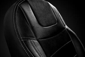 detailopname van ergonomisch zwart rugleuning van passagier auto stoel Aan donker achtergrond foto
