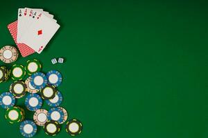 online poker spel met chips en kaarten foto