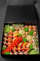reeks van divers sushi broodjes met gepekeld gember in karton doos foto