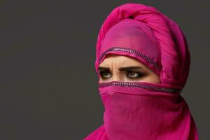 detailopname schot van een jong charmant vrouw vervelend de roze hijab versierd met pailletten. Arabisch stijl. foto