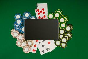 online poker spel met digitaal tablet, chips en kaarten foto