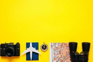 belangrijke dingen voor de reiziger staan op een gele, heldere achtergrond foto