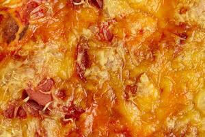 detailopname van gebruind kaas korst Aan veganistisch worst plakjes Aan pizza foto