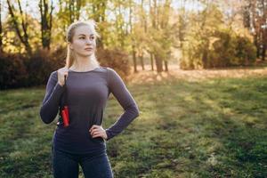 portret van een jonge vrouw met touwtjespringen. mooi en passend. foto